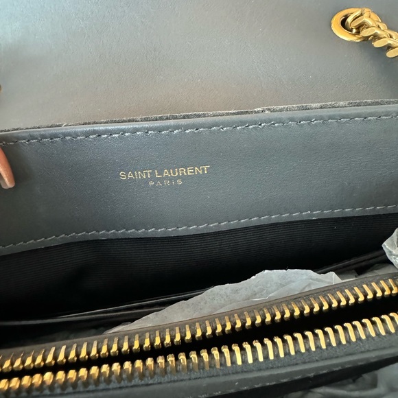 SAINT LAURENT ENVELOPE BAG WITH ICONIC CHEVRON QUILT OVERSTITCHING. - Picture 4 of 9